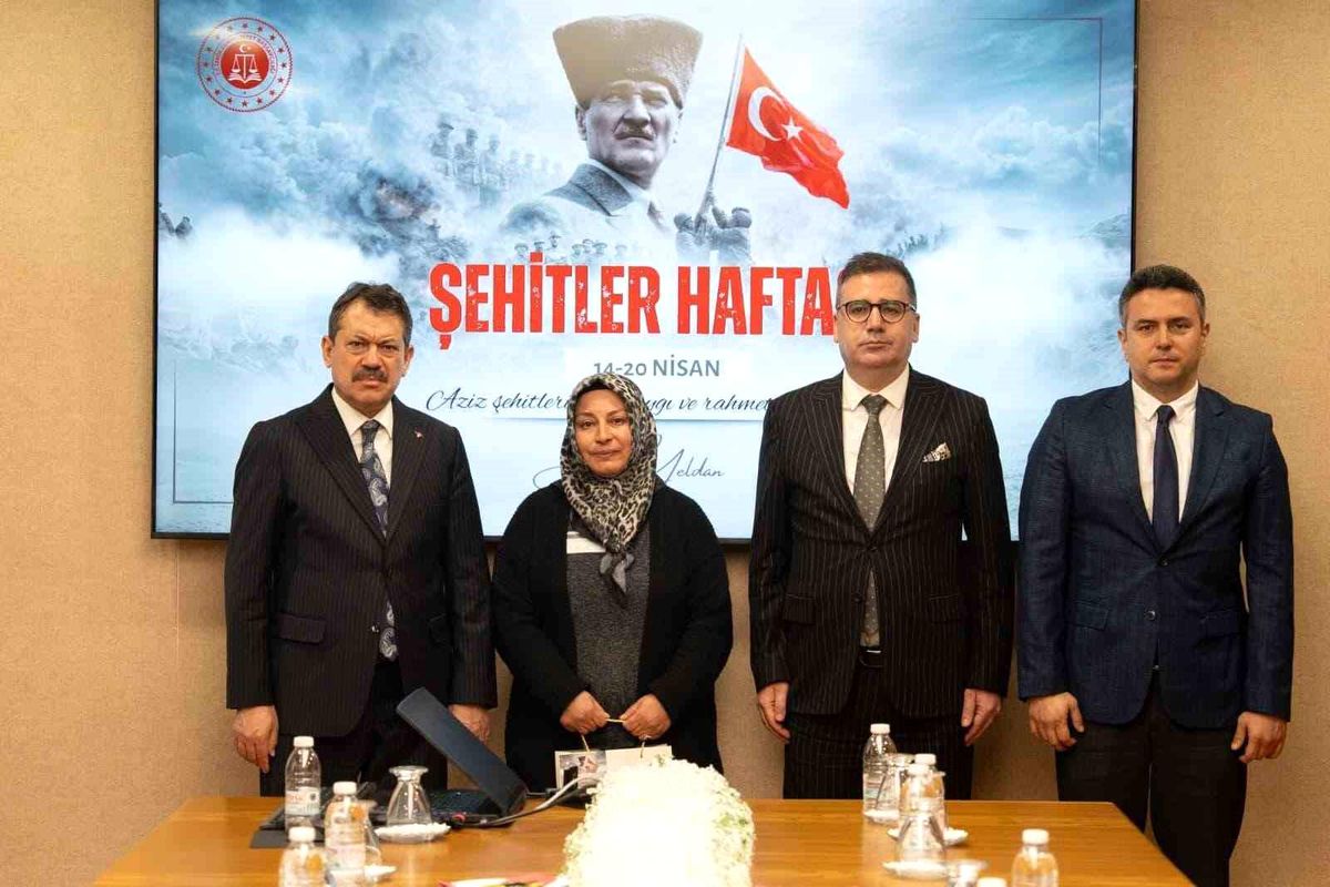 İzmir Adliyesi'nde şehit yakınları unutulmadı