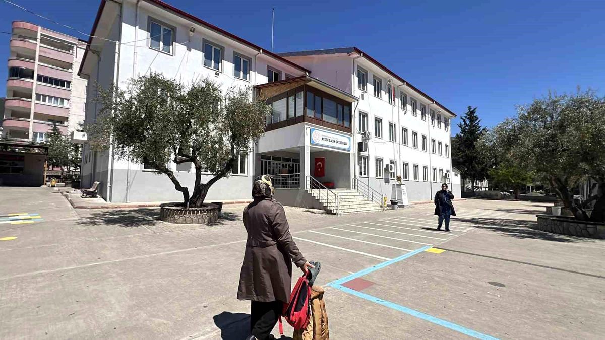 Kahramanmaraş'taki saldırının ardından veliler öğrencilerin eşyalarını okuldan almaya başladı
