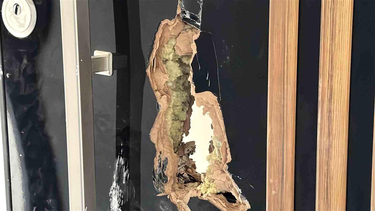 Kapıyı parçalayarak takılmamış lavabo bataryalarını çaldılar
