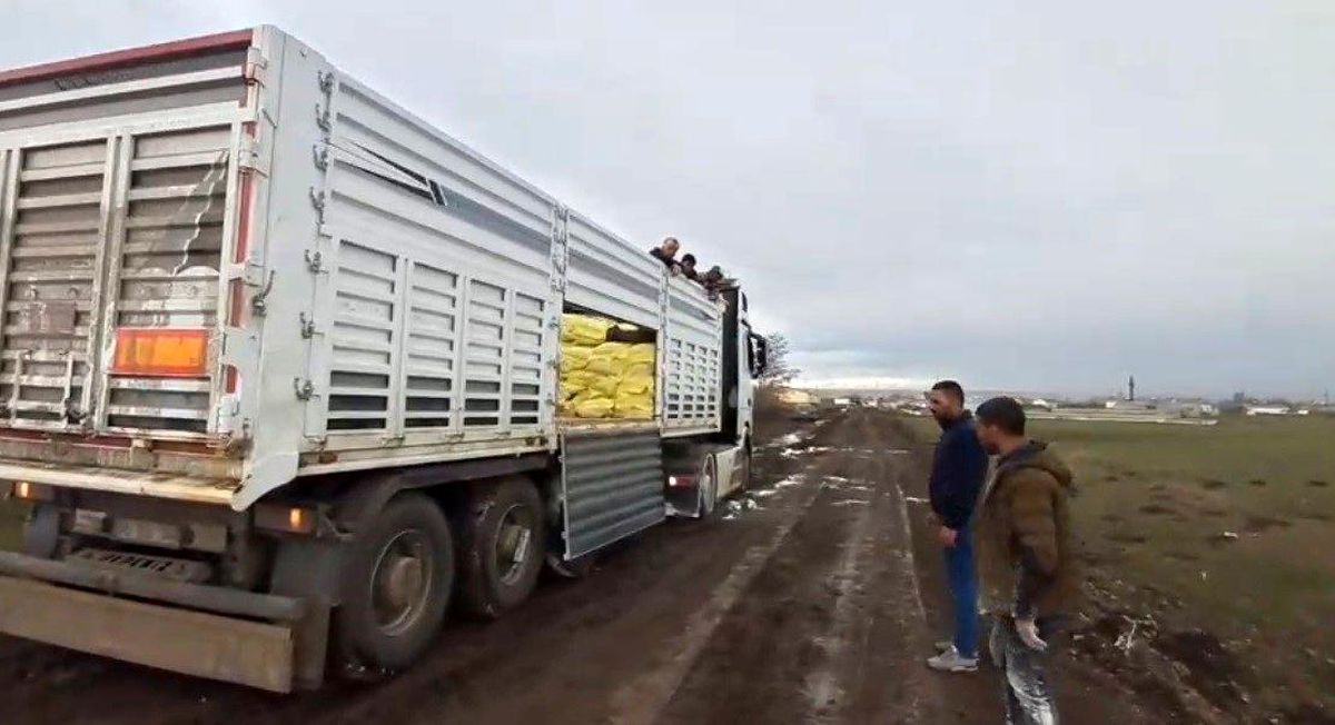 Kars'ta yem ve gübre yüklü tır köy yolunda mahsur kaldı