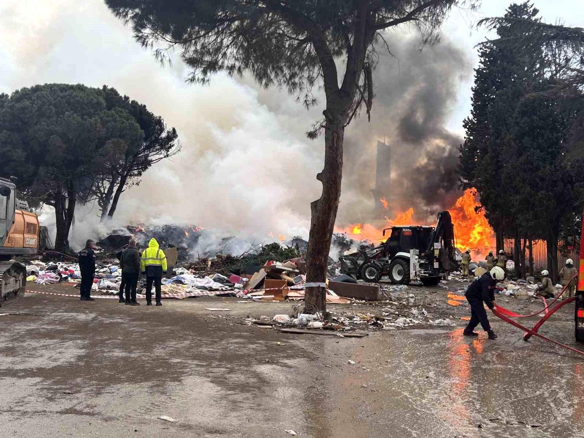 Kartal'da çöplük alanda korkutan yangın: Gökyüzü dumanlarla kaplandı