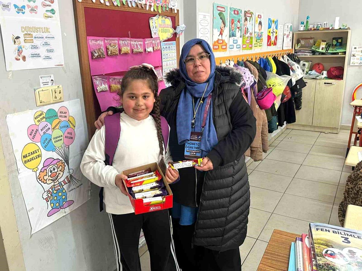 Küçük Aysima'dan öğretmenlerine duygulandıran sürpriz