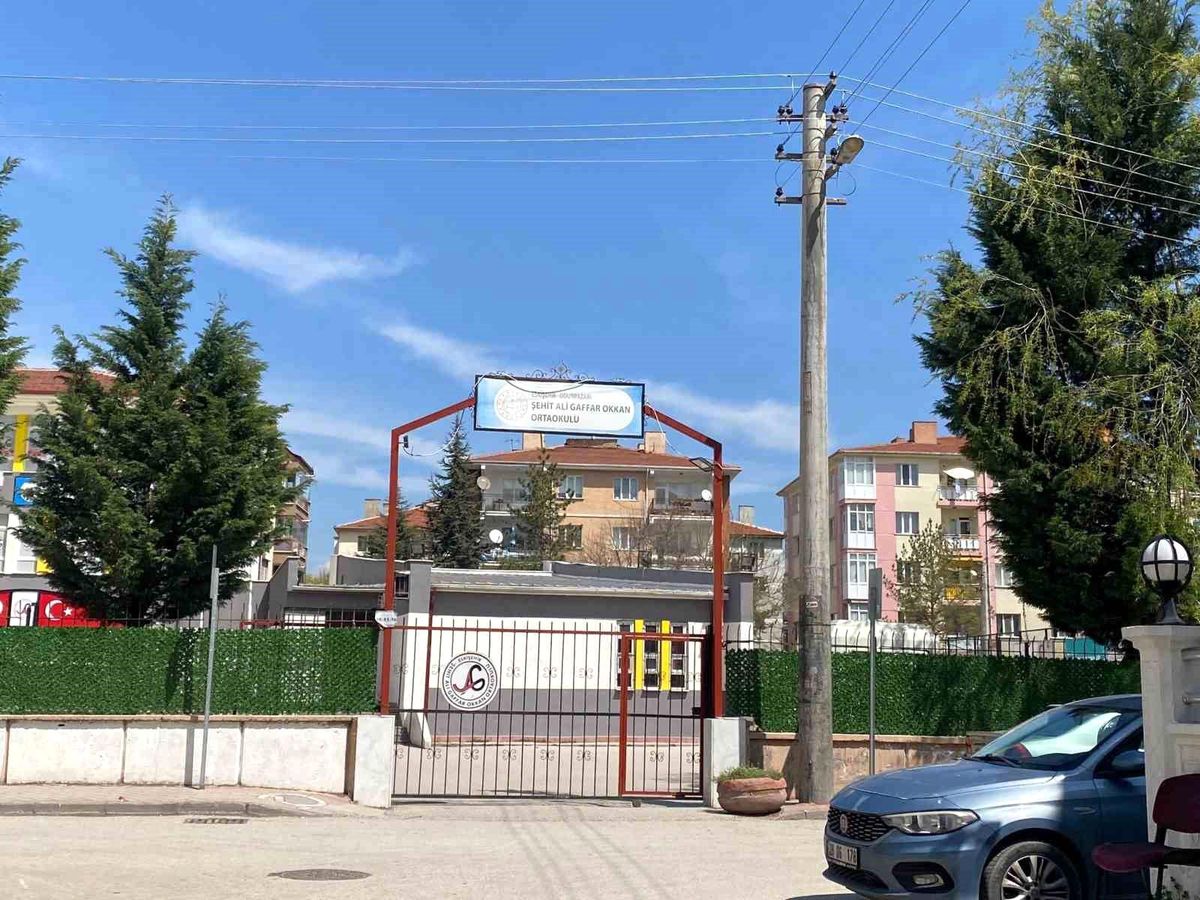 Okul çevresindeki 'şüpheli' ekipleri harekete geçirdi