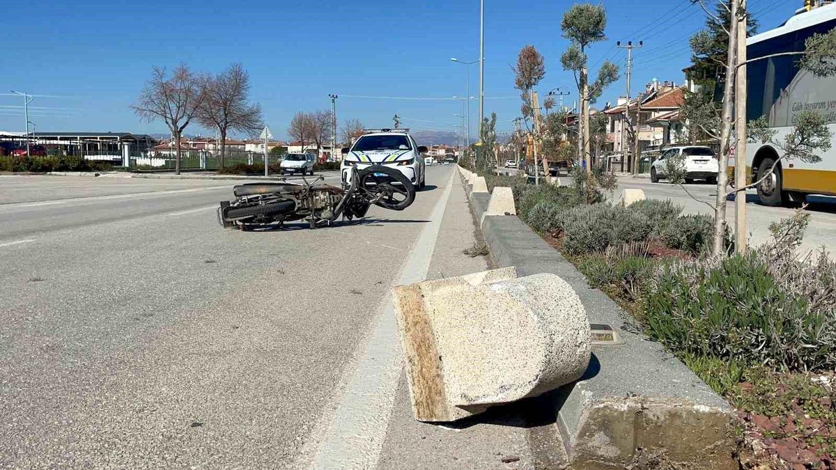 Otomobille çarpışan motosiklet karşı şeride sürüklendi: 1 yaralı