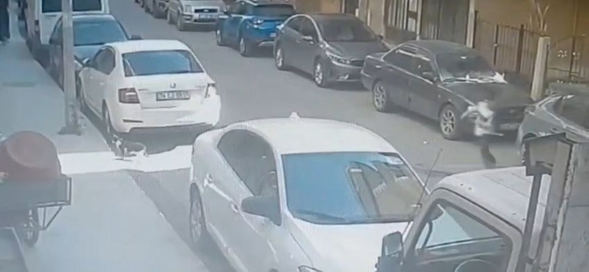Pendik'te yola fırlayan çocuğa otomobilin çarptığı anlar kamerada