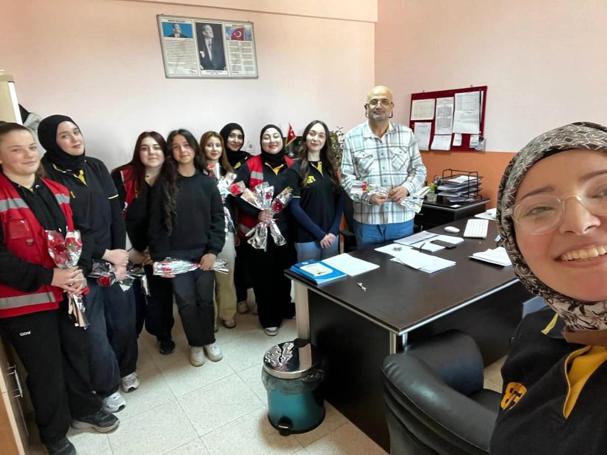 Sinop'ta öğrencilerden öğretmenlere çiçek