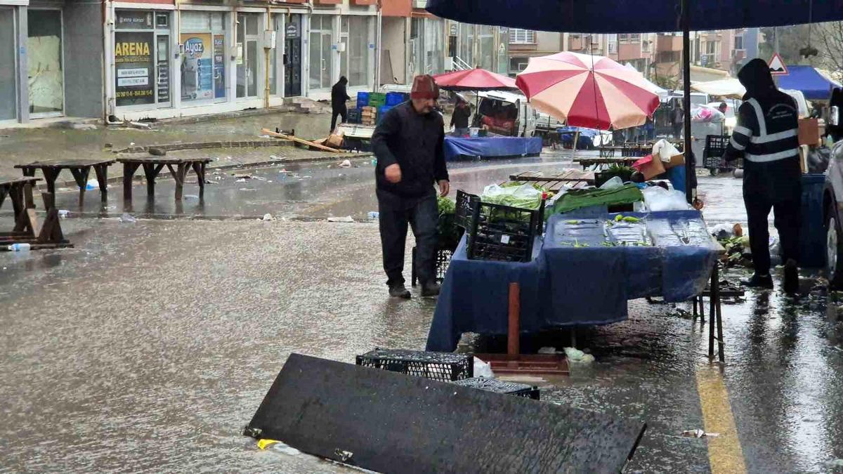 Tekirdağ'da sağanak yağış etkili oldu