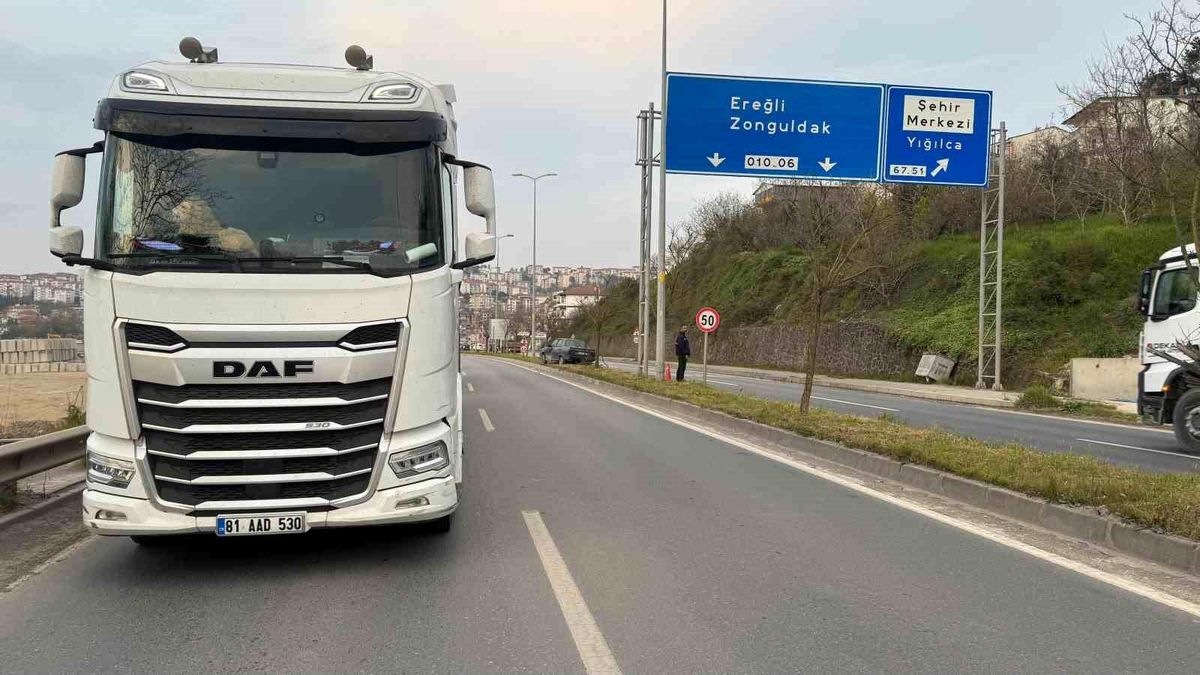 Tırın kör noktasına giren otomobil refüje çıktı