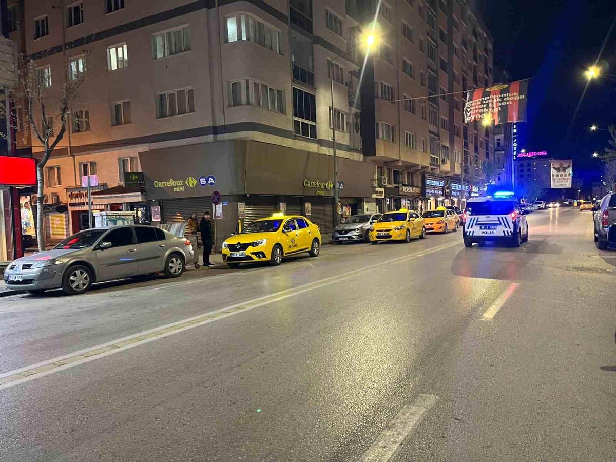 'Yan bakma' kavgasında bıçaklanan 1 kişi ağrı yaralandı