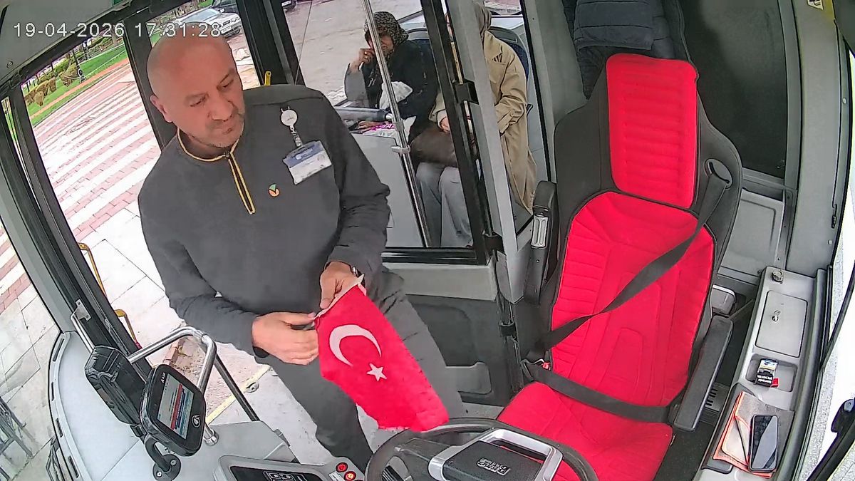 Otobüs Şoföründen Bayrak Hassasiyeti: Yola Düşen Türk Bayrağını Kaldırdı