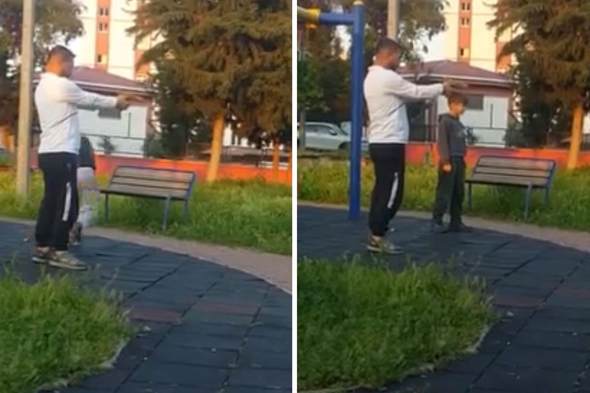 Parkta çocuğa oyuncak silahla atış talimi yaptırdı