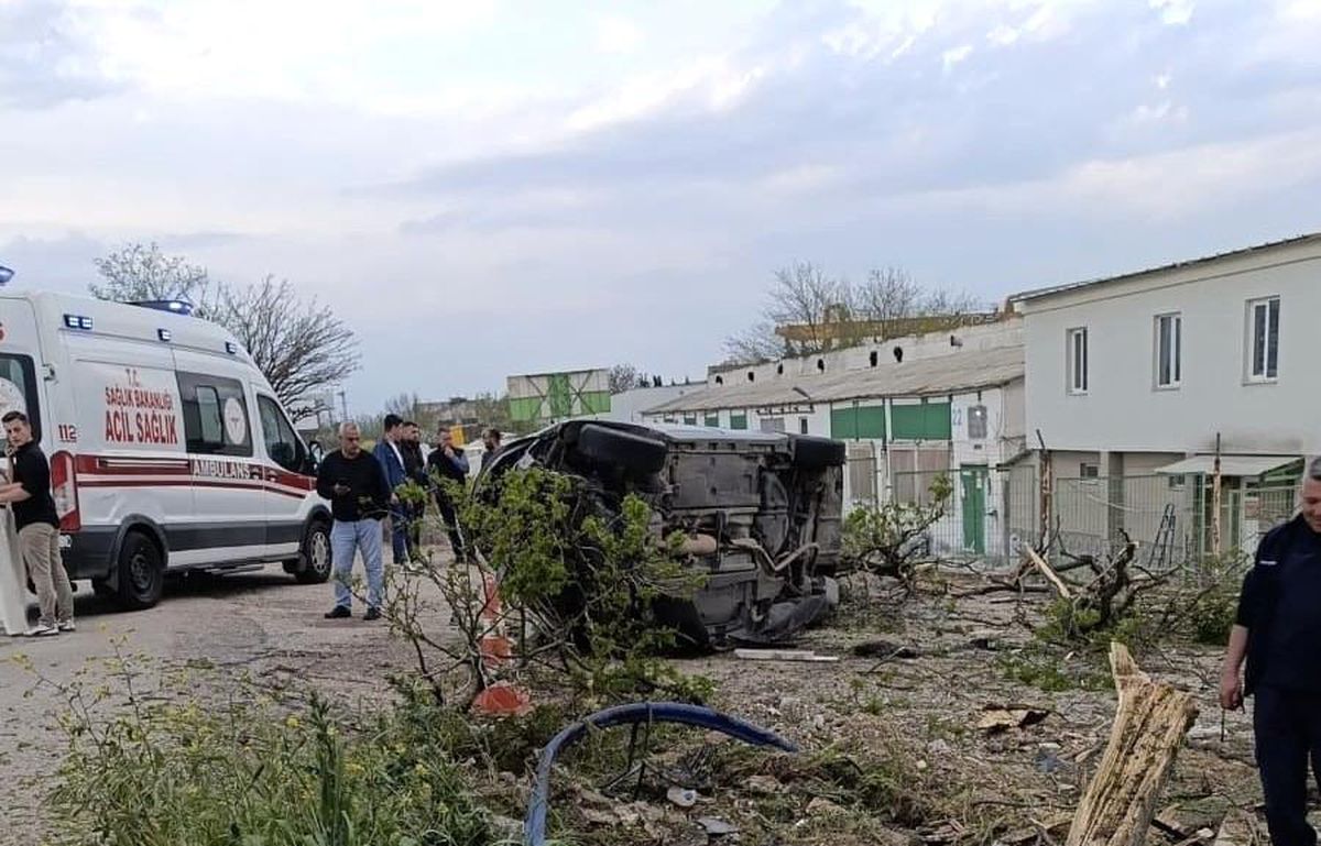 Bandırma'da takla atan otomobil sürücüsü yaralandı