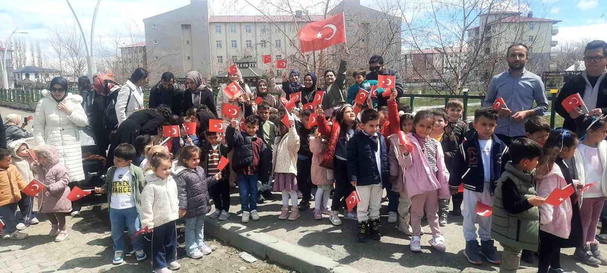 Eleşkirt'te çocuklar ilk bayramlarını aileleriyle okulda kutladılar