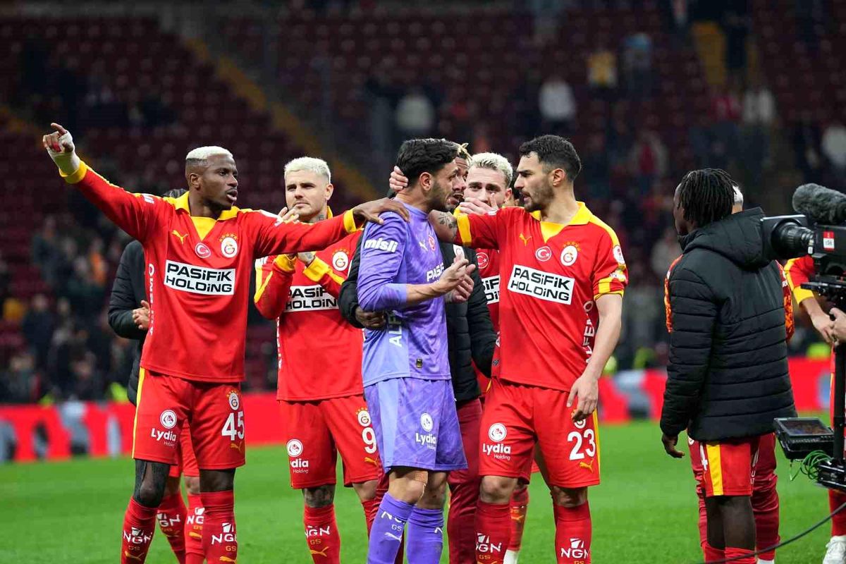 Galatasaraylı taraftarlardan Günay Güvenç'e destek