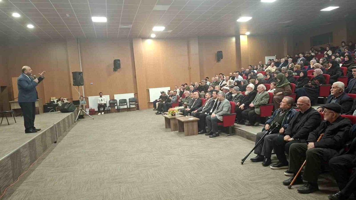 Hisarcık'ta "Gençlik ve Eğitim" konulu konferans