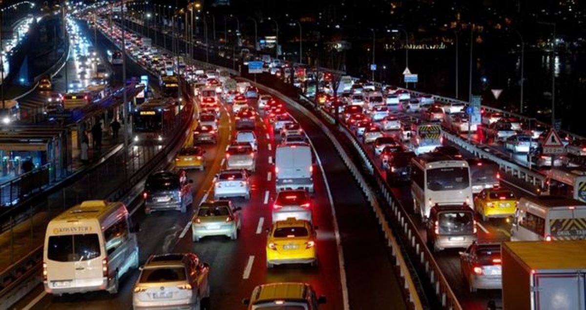 İstanbul'da trafik var mı? SON DAKİKA! 22 Nisan Çarşamba hangi ilçelerde trafik var, hangi yollar kapalı?