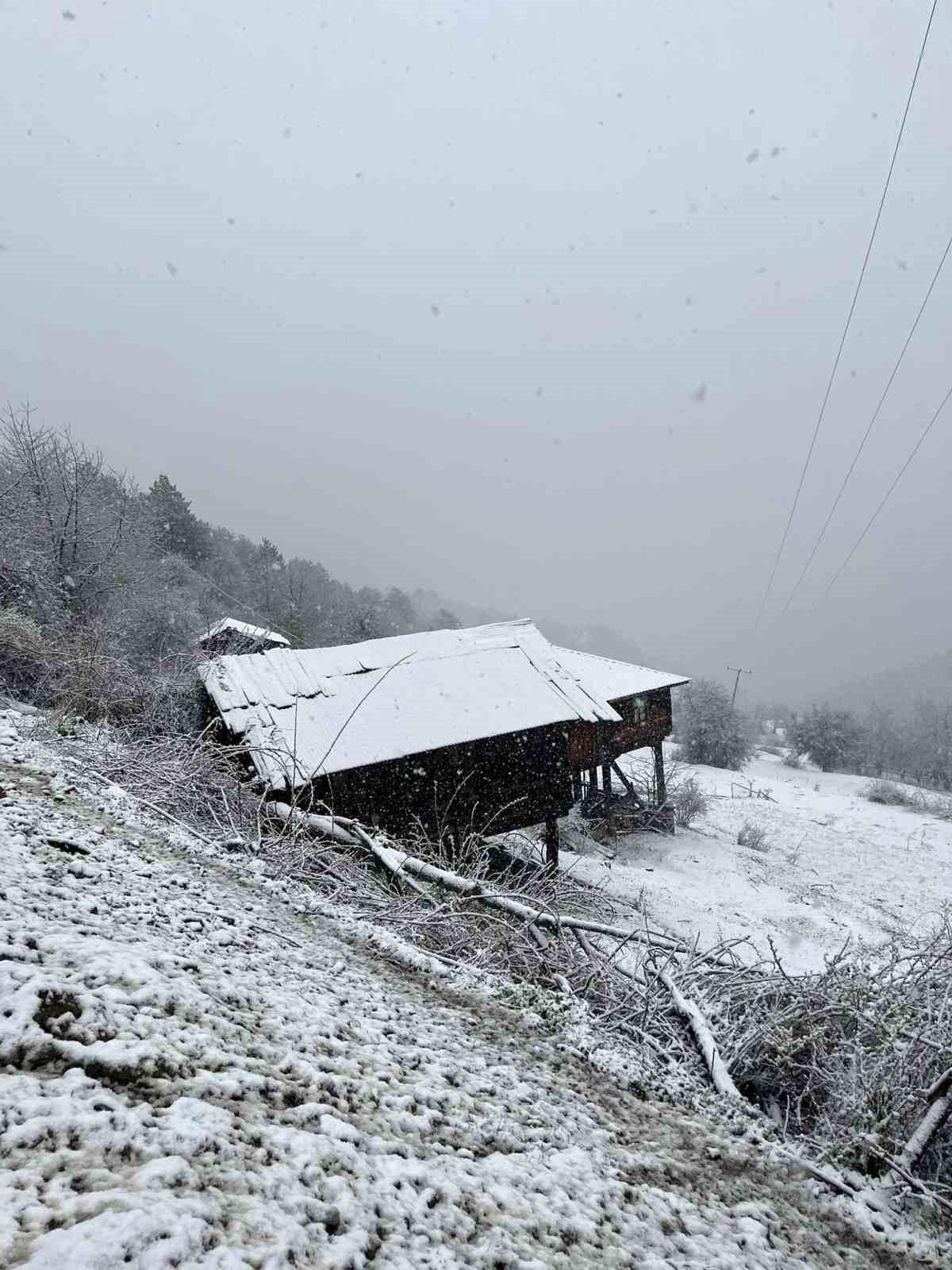 Kastamonu'da Nisan sonunda kar sürprizi