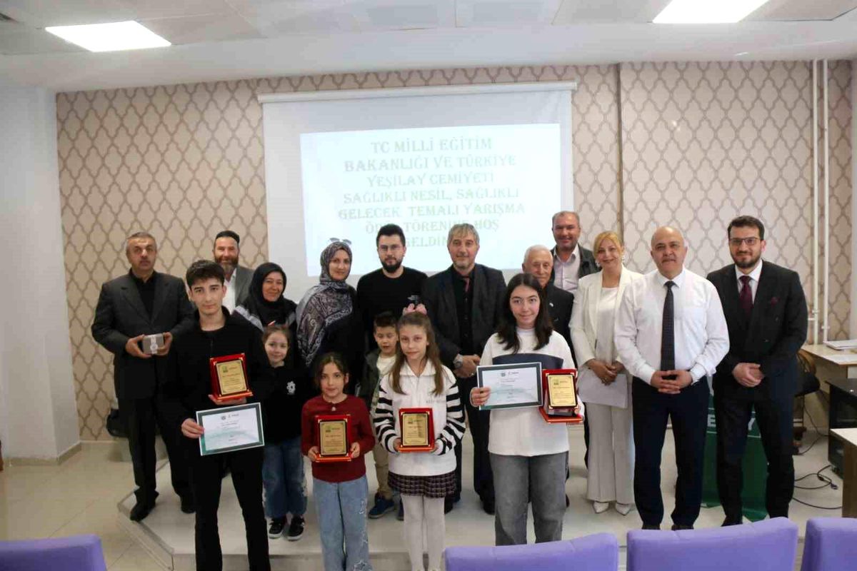 Kütahya'da yetenek yarışmasında dereceye giren öğrenciler ödüllendirildi