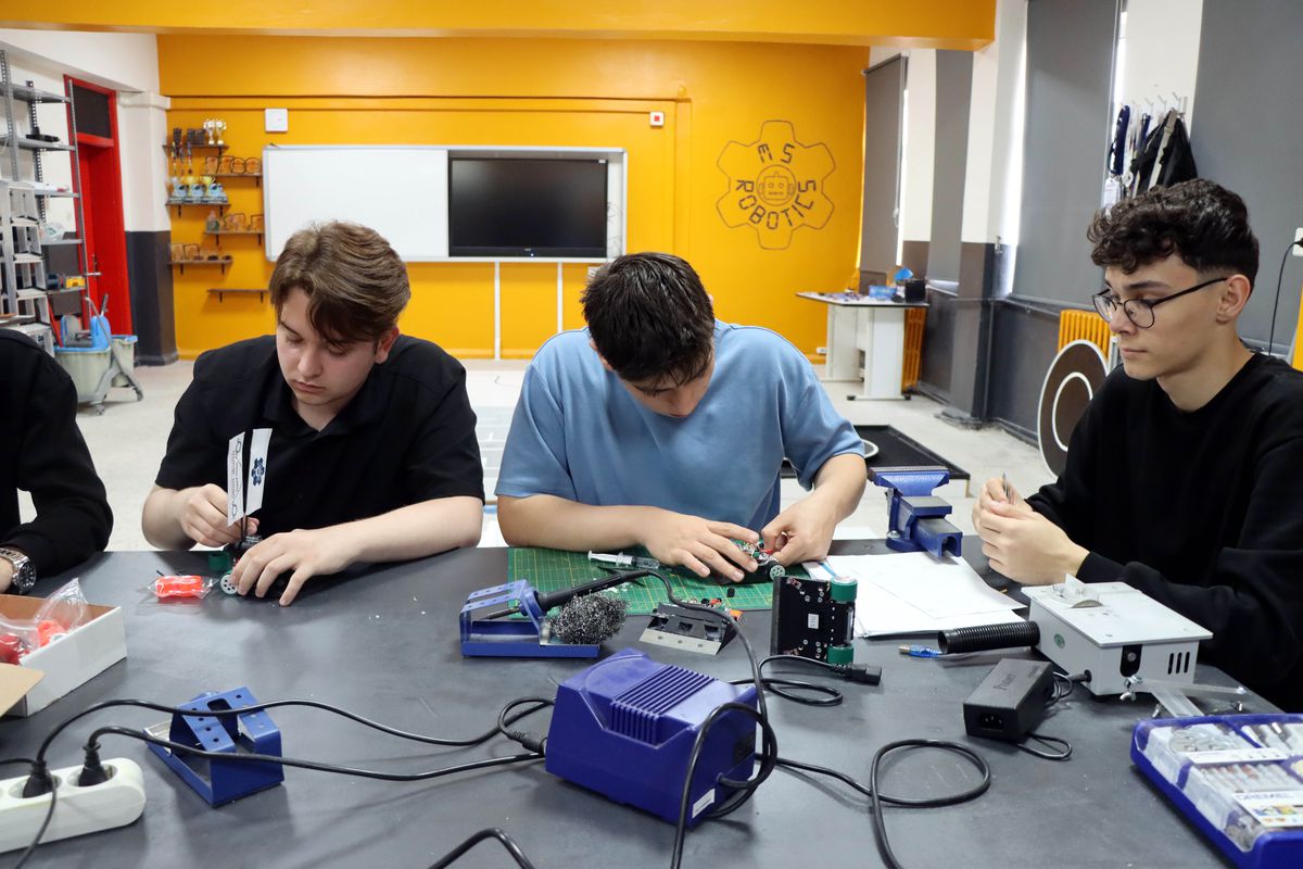 Lise öğrencileri Yunanistan'daki robot yarışmasında kategorilerinde birinci oldu