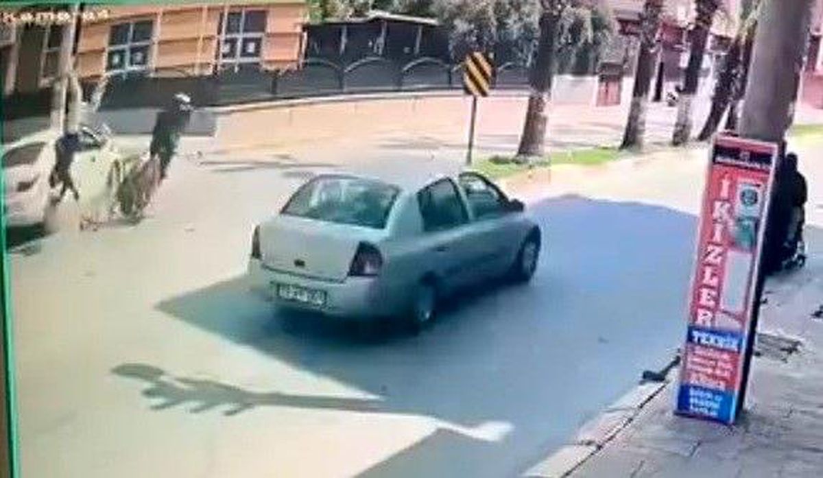 Otomobil ile motosiklet çarpıştı, 1 kişi yaralandı: O anlar kamerada