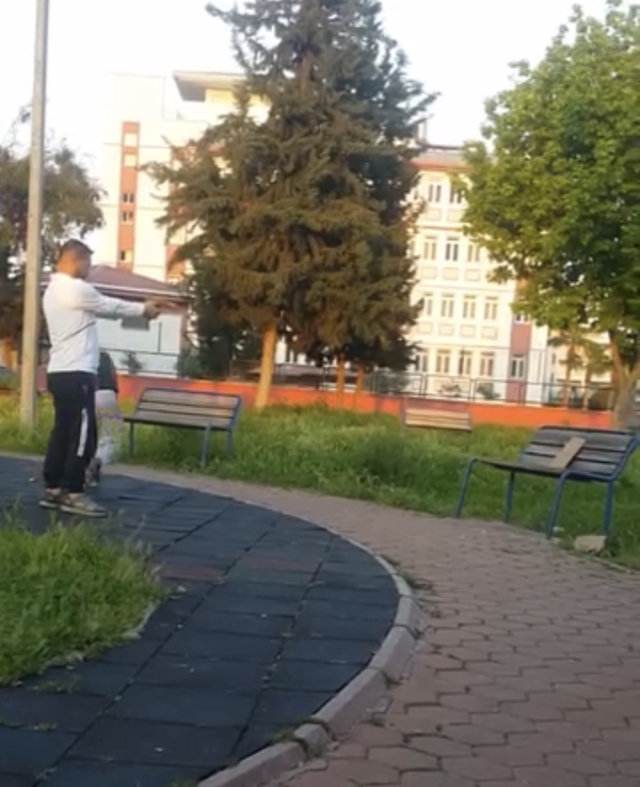 parkta cocuga oyuncak silahla 19774665 1502 2 m