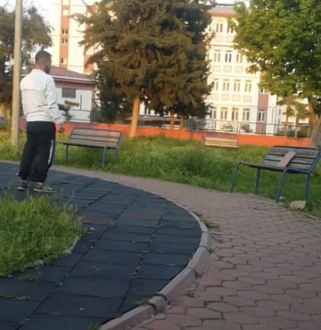 parkta cocuga oyuncak silahla 19774665 6686 1 m