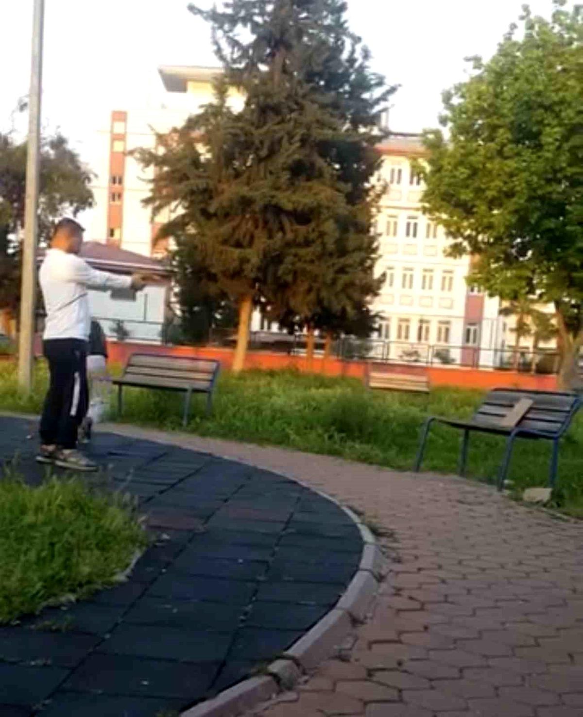 Parkta çocuğa oyuncak silahla atış talimi yaptırdı