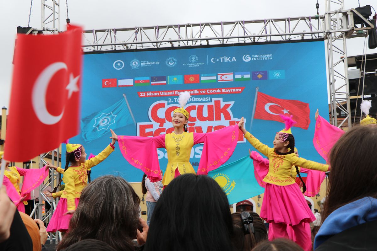 Türk Dünyası Çocuk Festivali Samsun'da Renkli Gösterilere Sahne Oldu