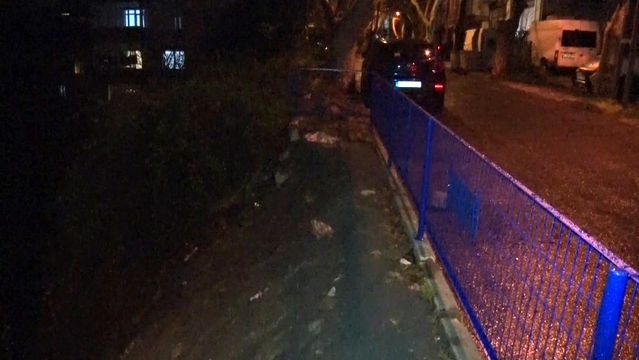 Sarıyer’de yağmur sebebiyle çöken kaldırıma belediye müdahale etmedi