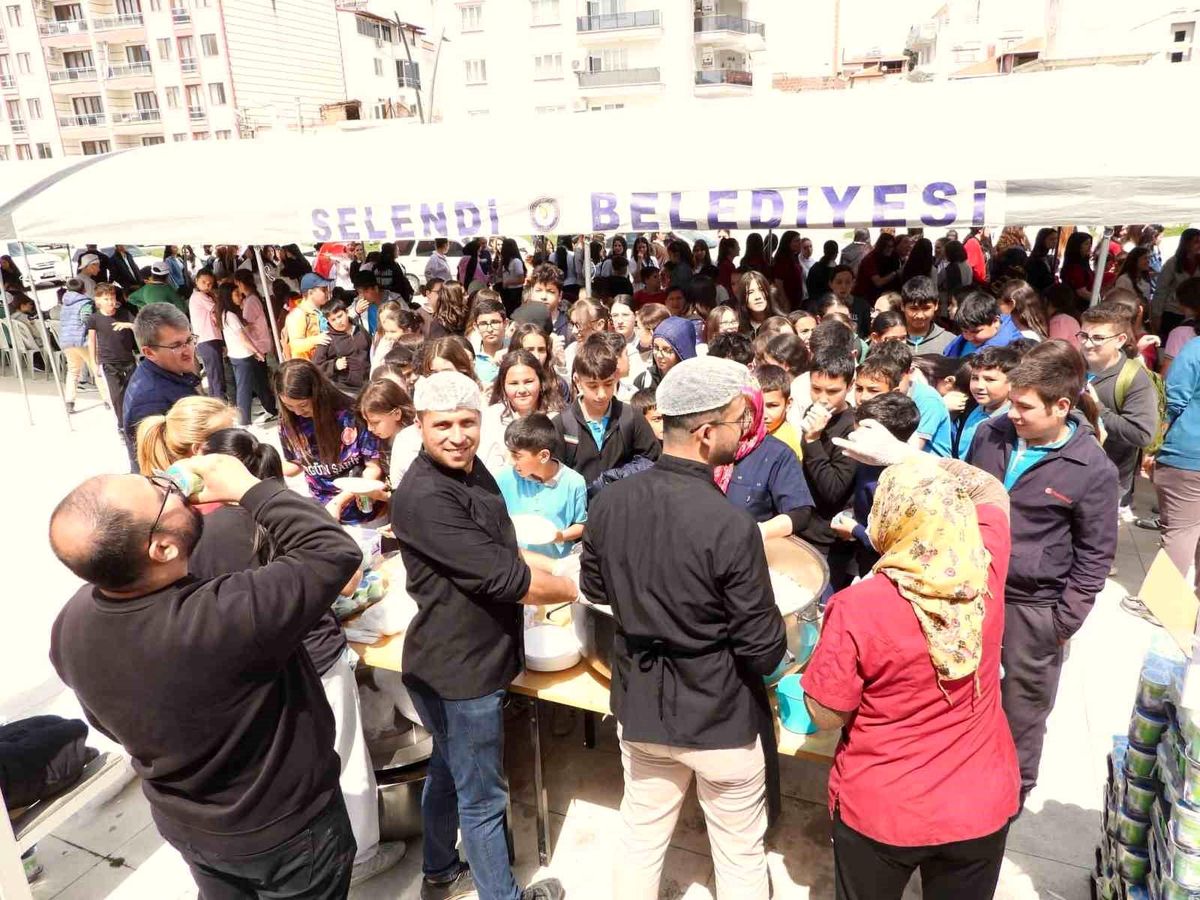 Şehit öğretmen ve öğrenciler için Selendi'de duygu dolu hayır