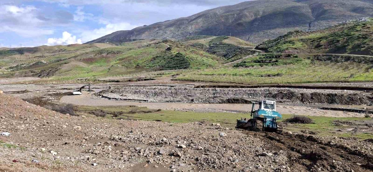 Siirt'te taşkın riskine karşı müdahale çalışmaları sürüyor