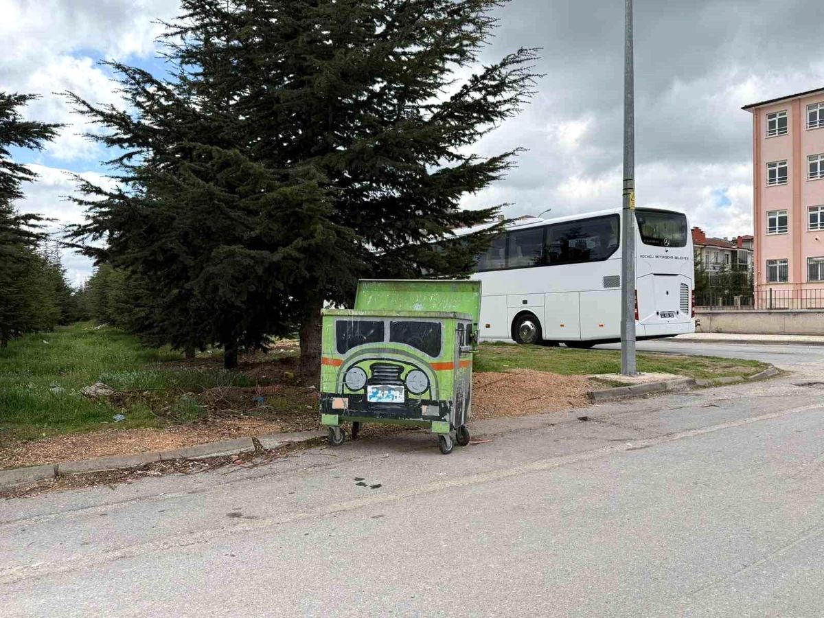 Eskişehir'de Tır Şeklinde Çöp Konteyneri İlgi Çekiyor
