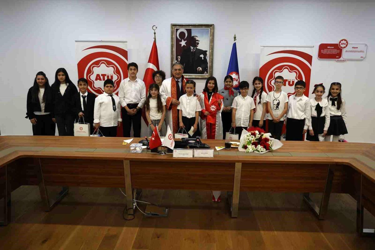 Üniversite senatosu 1 günlüğüne çocukların oldu