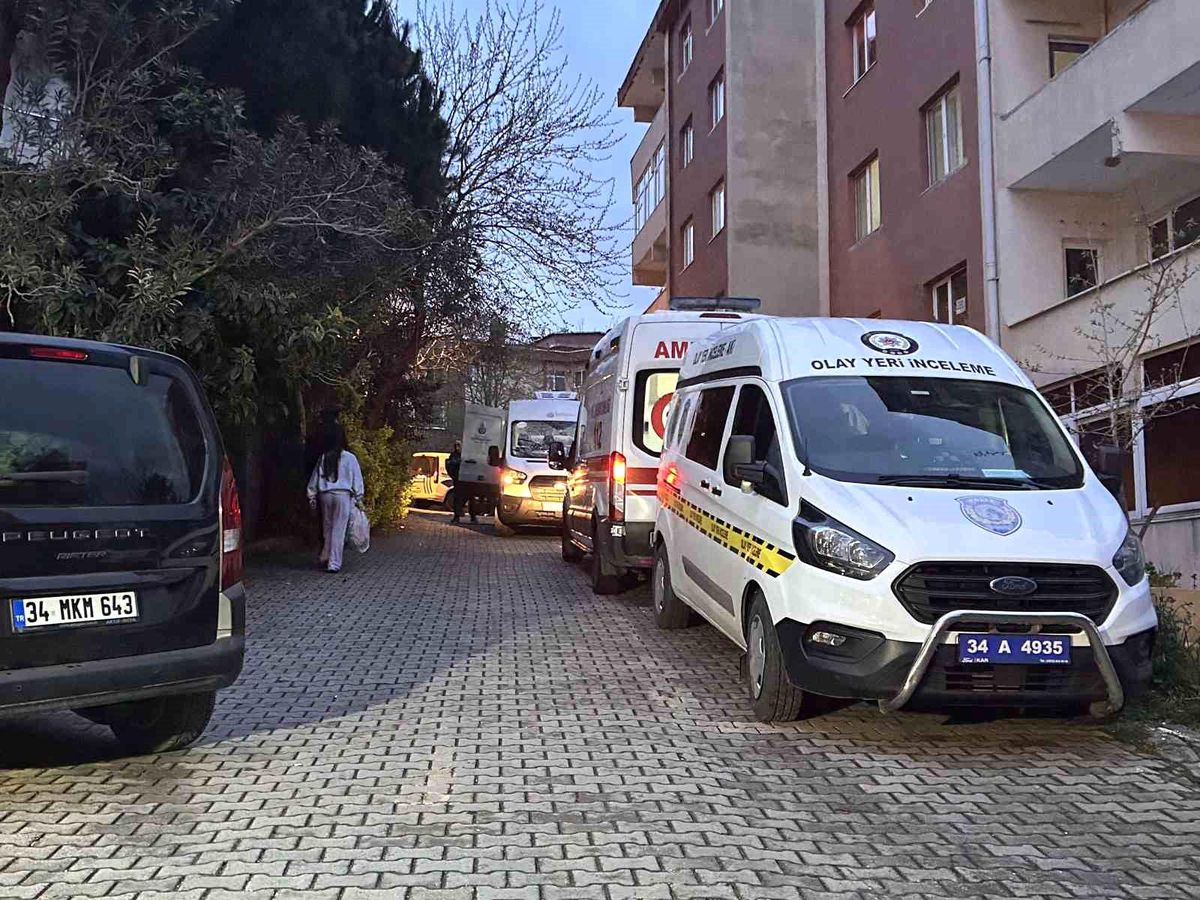 Üsküdar'da aile faciası: Anne ve babasını öldürüp intihar etti