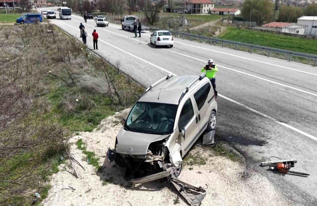 Aksaray'da 3 araç çarpıştı: 1'i ağır 7 yaralı