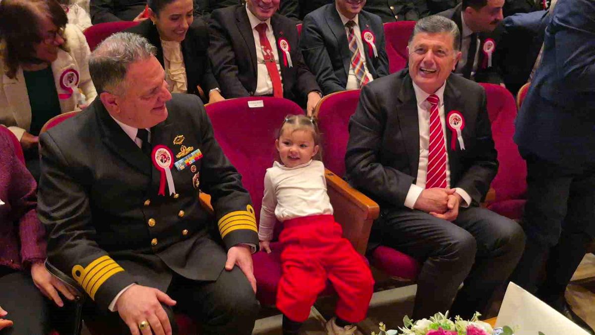 Annesinden elinden kurtulan minik, Vali Arslan'ın koltuğuna oturdu