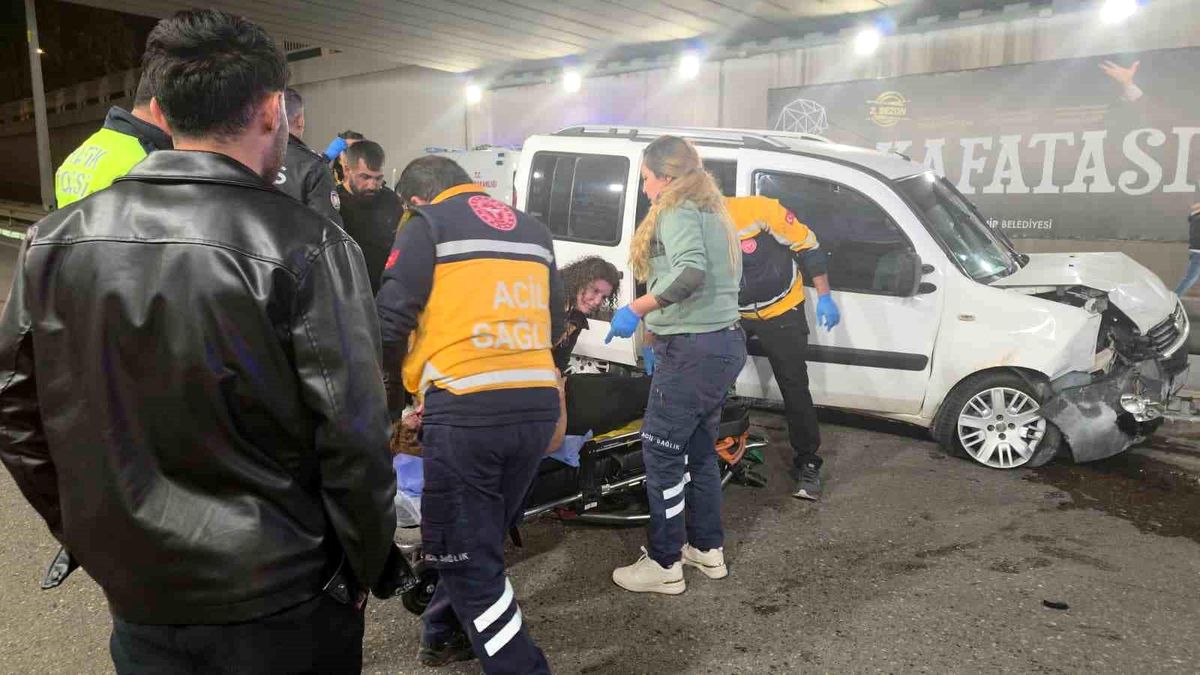 Antalya'da kontrolden çıkan otomobil bariyerlere çarptı: 3 yaralı