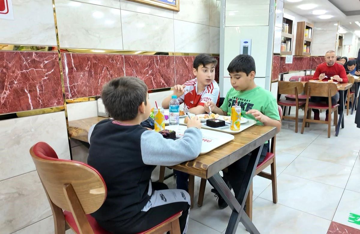 Avcılar'da bir esnaf 23 Nisan dolayısıyla çocuklara ücretsiz yemek ikram etti