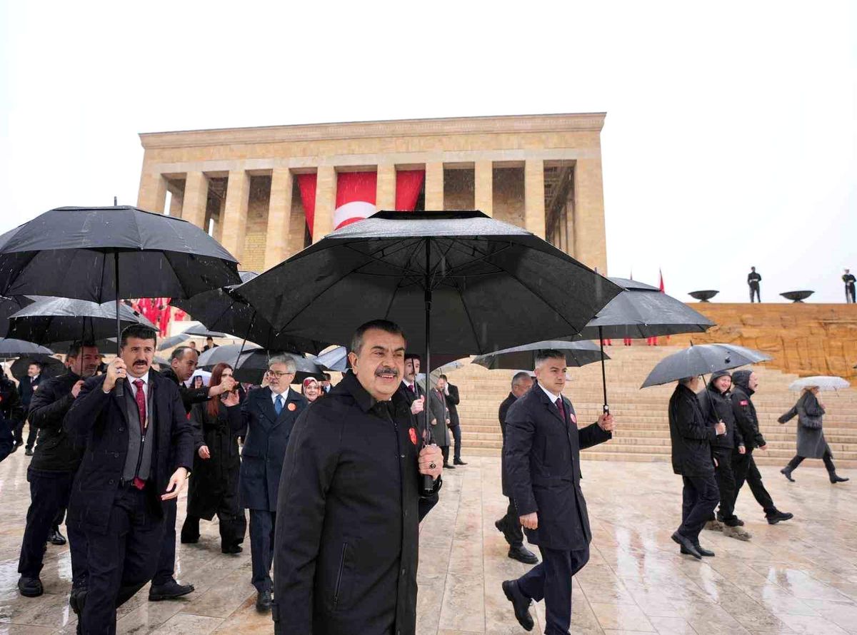Bakan Tekin, öğrencilerle Anıtkabir'i ziyaret etti