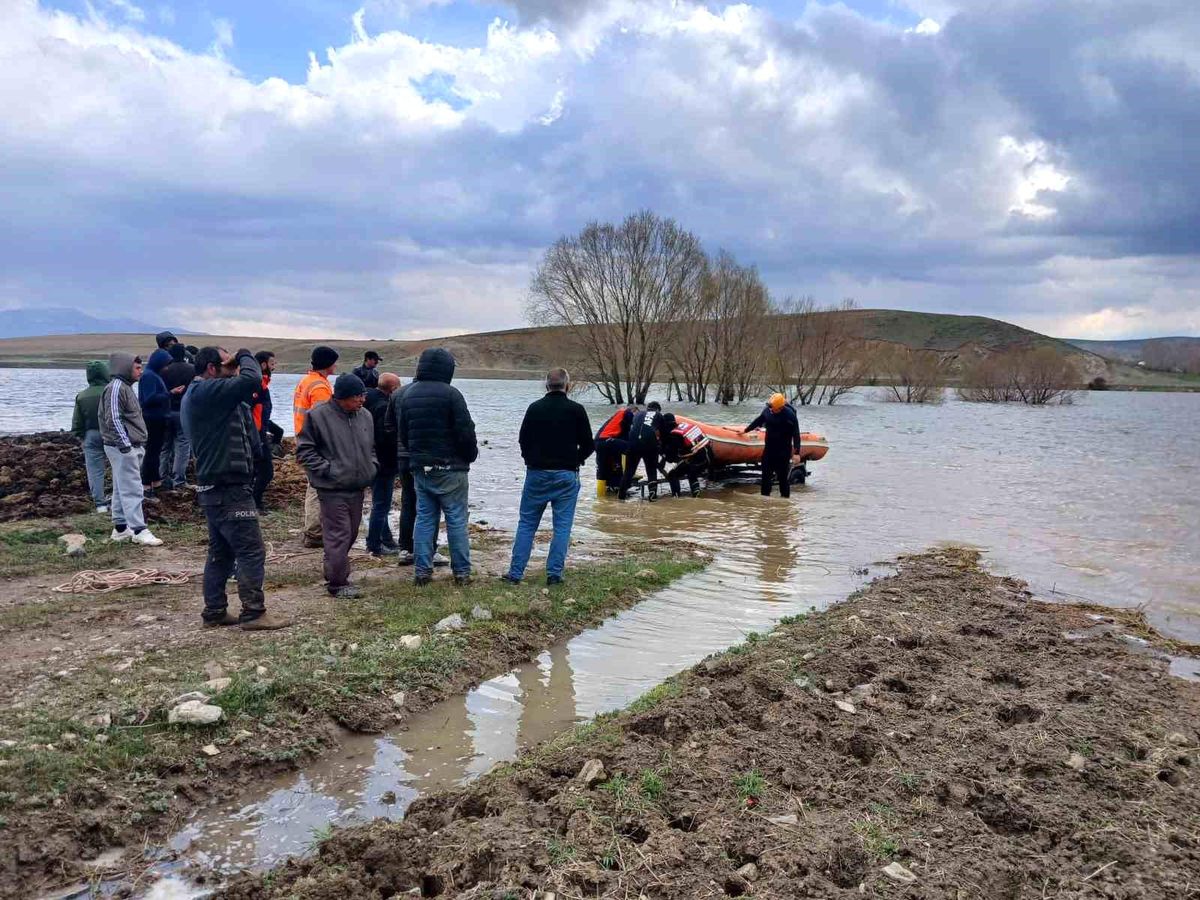 Barajda mahsur kalan ineği AFAD kurtardı