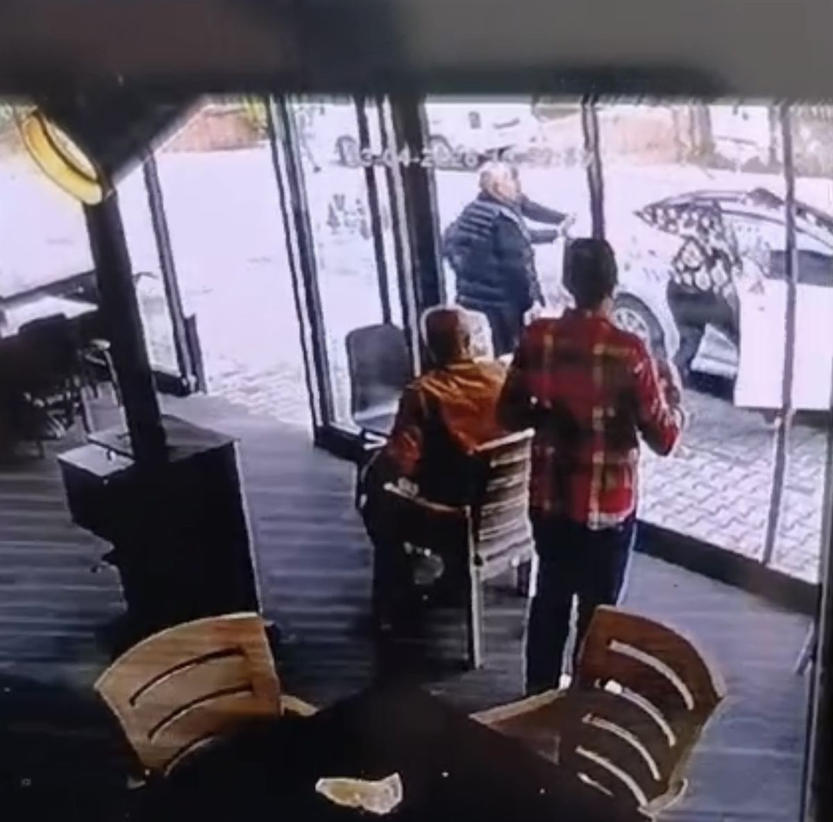 Pastanenin Önünde Tehlikeli Anlar