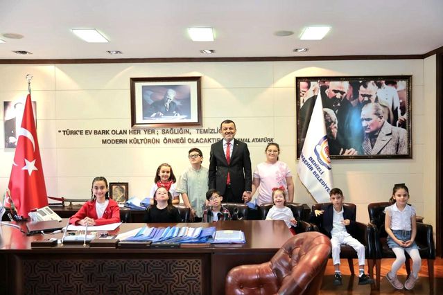 Başkan Çavuşoğlu koltuğunu çocuklara devretti