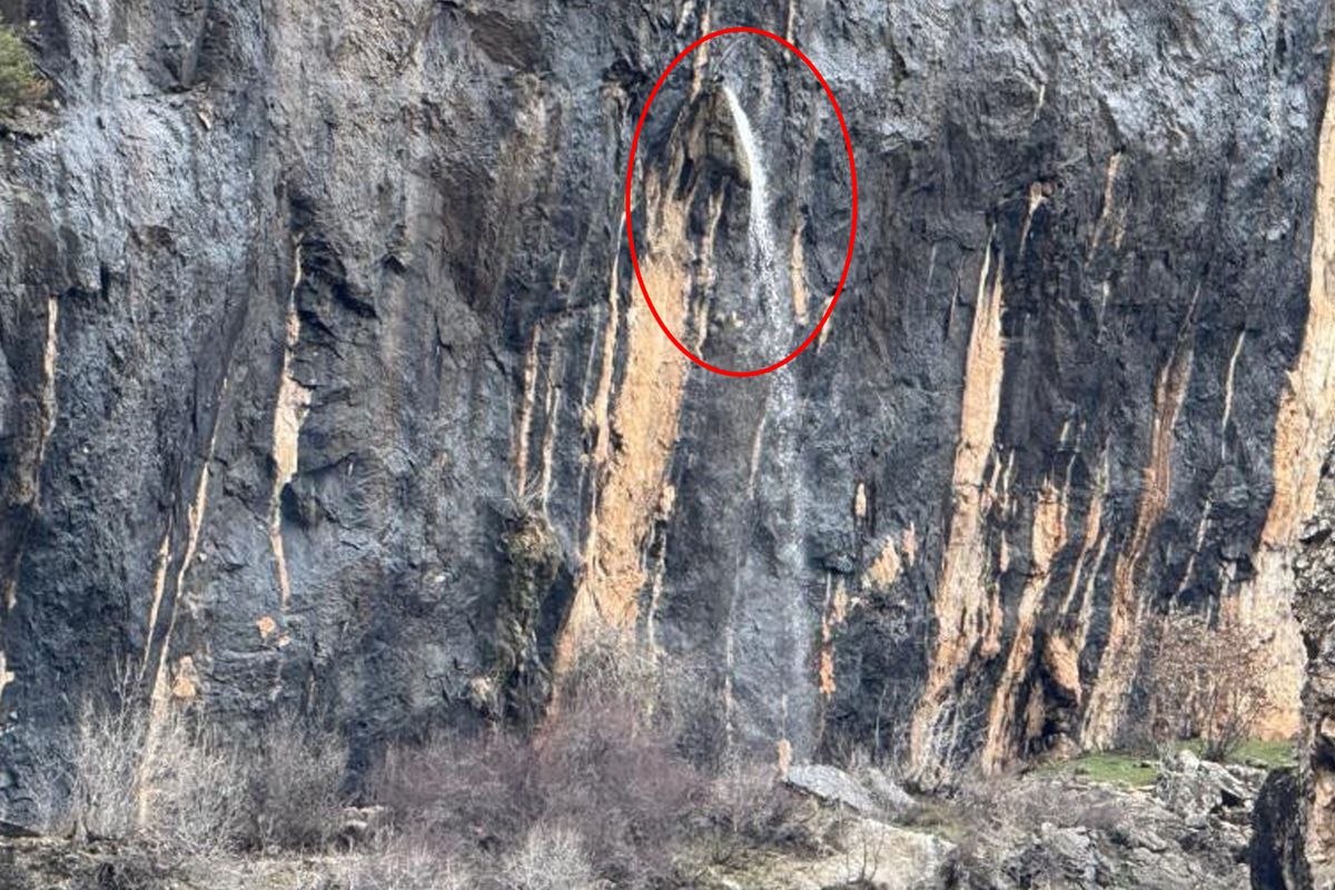 Dağ delindi, su 20 metre yüksekten fışkırdı! Gören hayran kalıyor