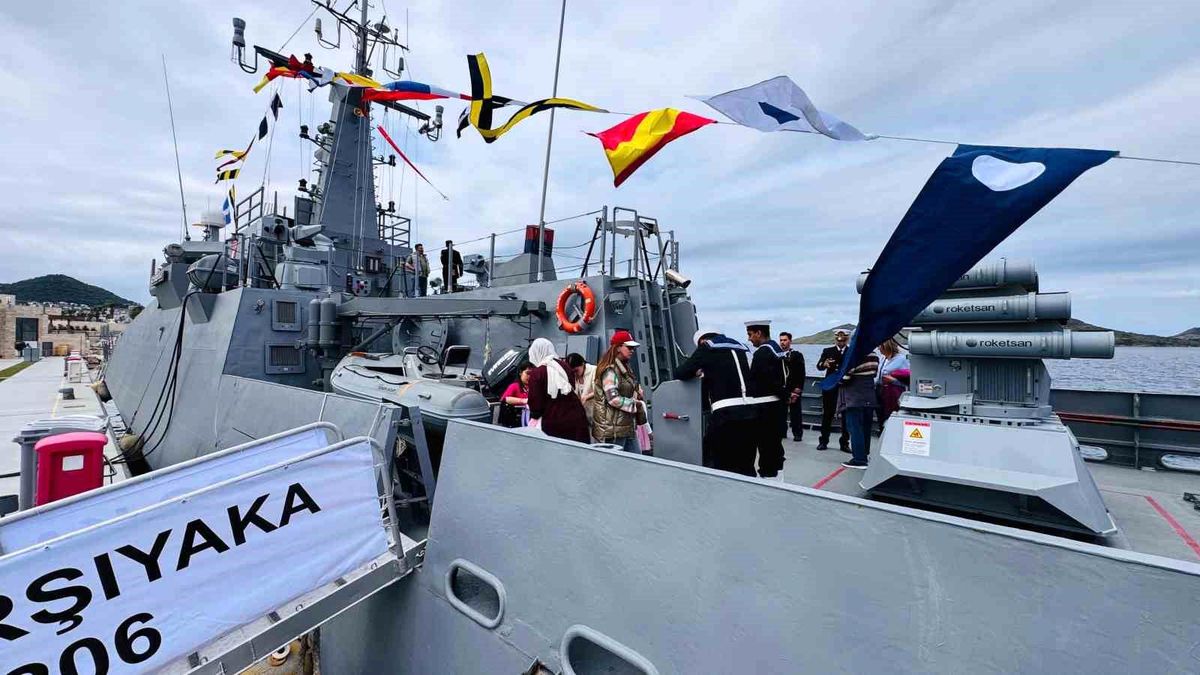 Bodrum'da askeri gemi kapısını çocuklara açtı