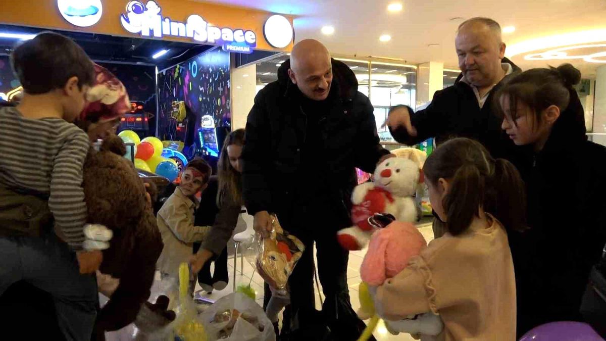 Bolu'da 23 Nisan'da çocukların oyuncak sevinci
