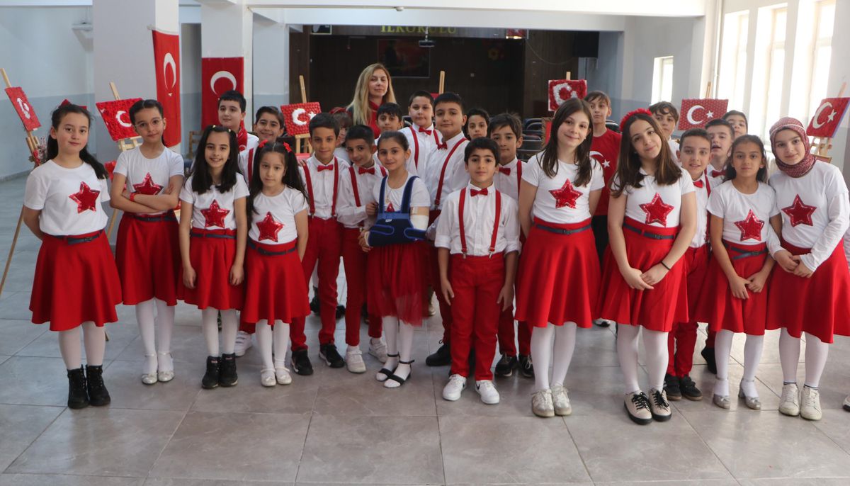 Öğrenciler Atık Malzemelerden Türk Bayrakları Tasarladı