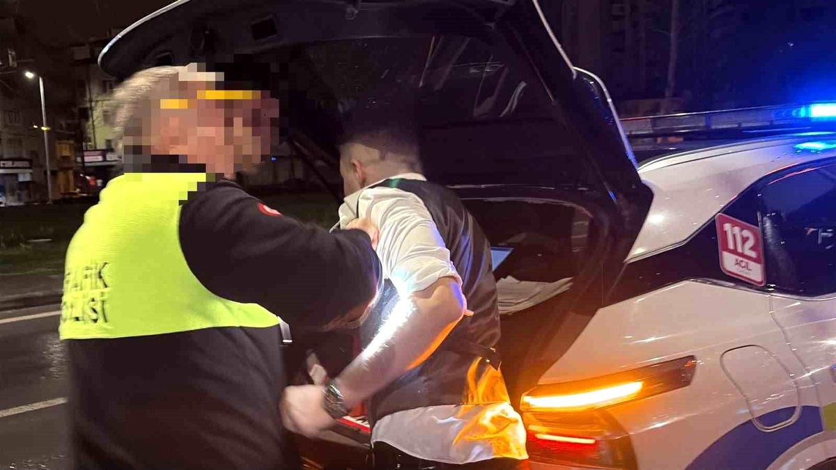 Ceza yiyen alkollü sürücü ekiplere önce 'teşekkür' etti, sonra zorluk çıkardı