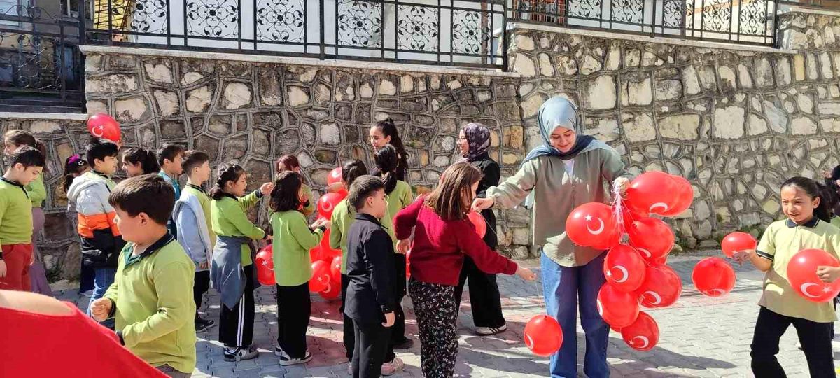 Çocuklar 23 Nisan'ı geleneksel oyunlarla kutladı