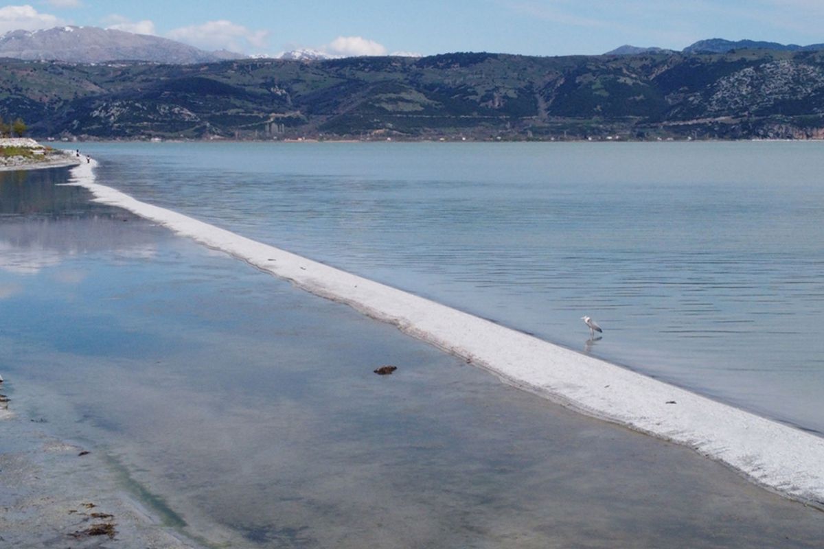 Eğirdir Gölü'nde kendiliğinden oluşan doğal yürüyüş yolu şaşırttı