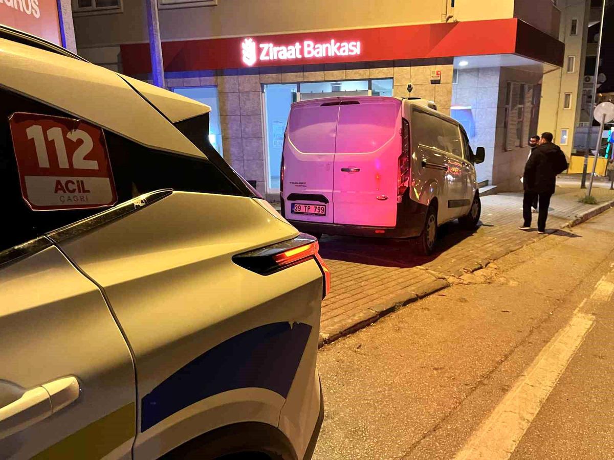 El freni boşalan minibüs duvara çarptı